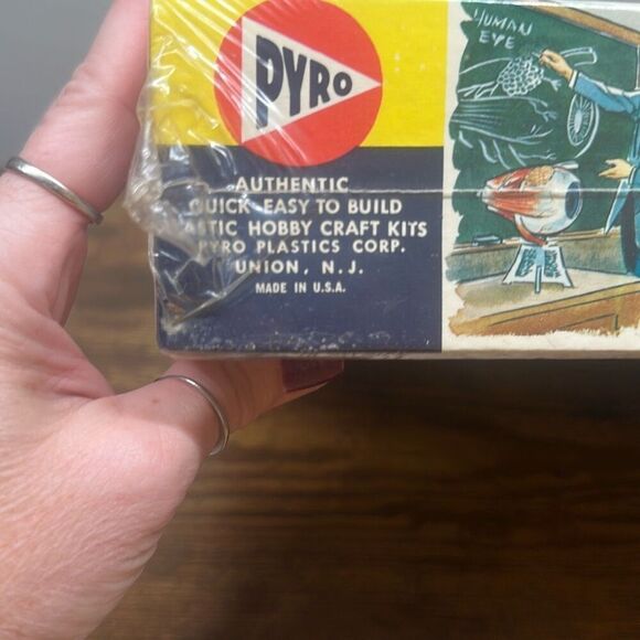 NEW Vintage Pyro HUMAN EYE Model Kit 4X Normal Size Plastic Model Kit S 371-300 - Picture 5 of 6